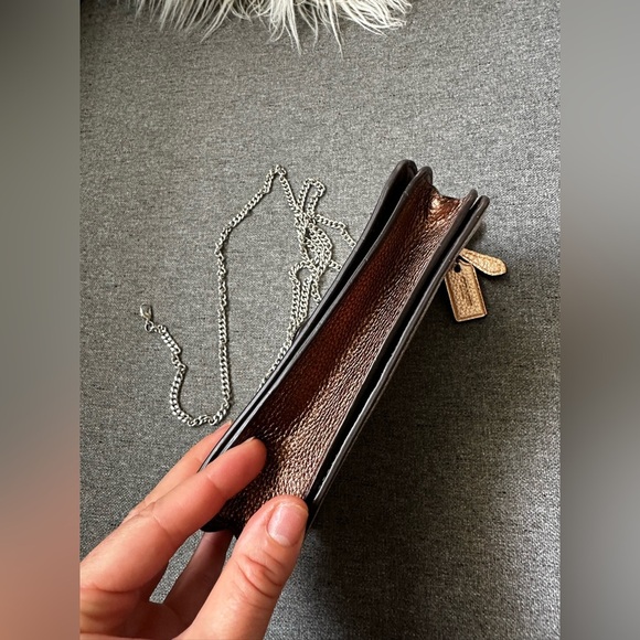 Coach Metallic Turnlock Crossbody Platinum Bronze
Chain Clutch/wallet NEW $175 - Picture 7 of 12